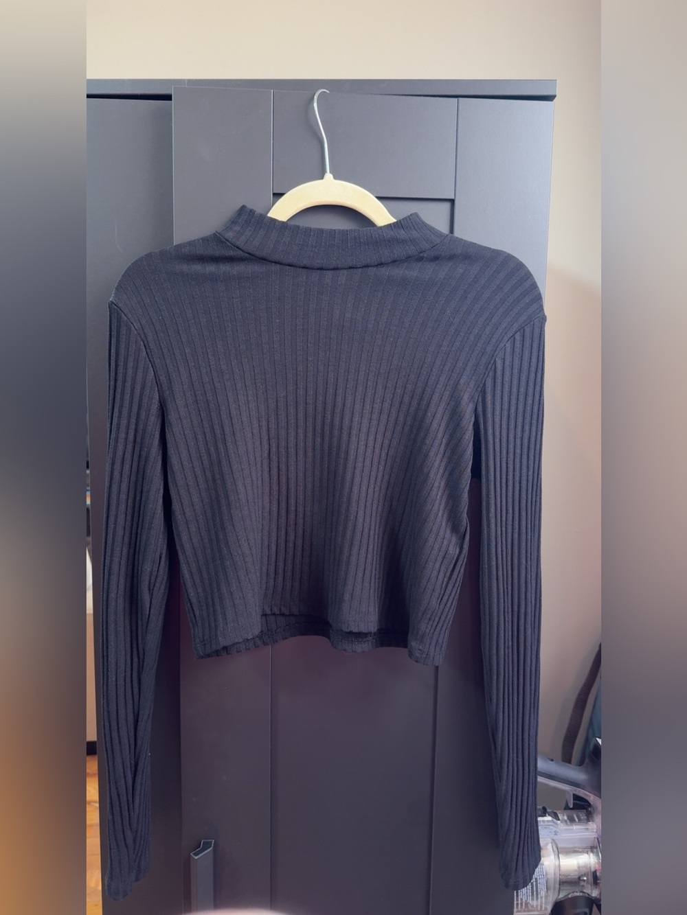 H&M Black Ribbed Long-Sleeve Crop Top